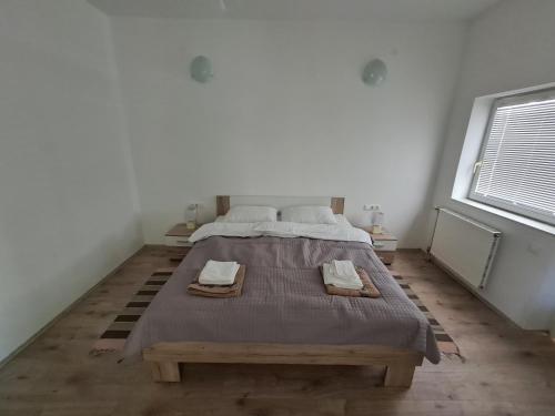 卡尔洛瓦茨Nikol的一间卧室配有一张大床和两条毛巾