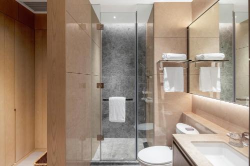 成都成都金融城合景誉舍全套房酒店的带淋浴、卫生间和盥洗盆的浴室
