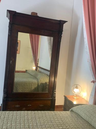 马拉泰亚La dimora di Adelaide的一间带大镜子和床的卧室