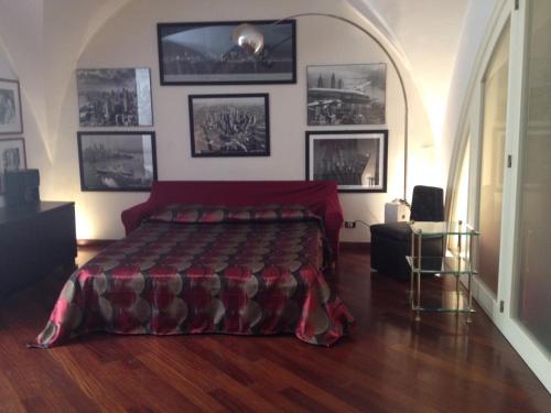 卡塔尼亚大学广场阁楼公寓的卧室配有一张床,墙上挂有图片