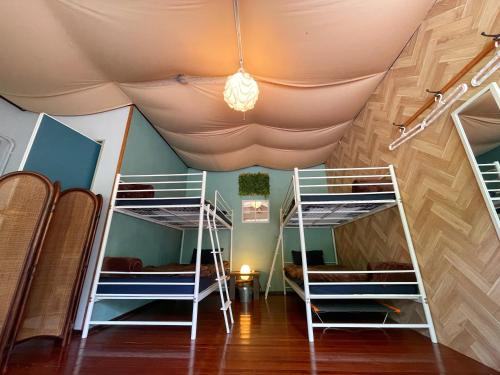 恩纳秘密基地 NO's ARROW ノーズアロー的客房设有三张双层床和天花板。
