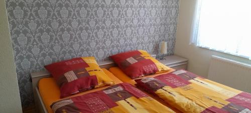 米特韦达Kockscher Hof的卧室内的两张床和色彩缤纷的枕头