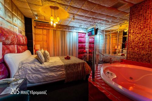 雅典Hotel Priamos-Αdults Only的一间卧室配有一张床和浴缸
