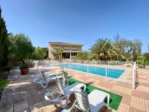 坎佩略Stunning 5 bed Villa La Font, private pool的一座带躺椅的游泳池的房子