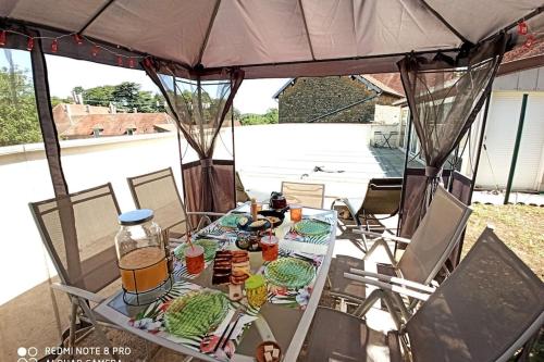 RotalierJURA - Maison de village entière avec piscine的帐篷下的桌子上放着食物和饮料