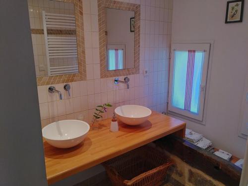 孔东Le Clot de Meste Duran的浴室设有木台上的两个盥洗盆