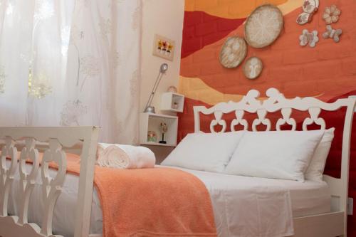 卡瓦坎特Chácara Lápis Lazuli的一间卧室配有一张橙色墙壁的床