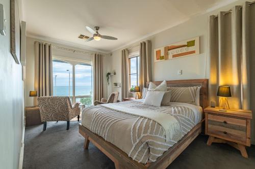 格莱内尔格Horizon 235的一间卧室设有一张床,享有海景