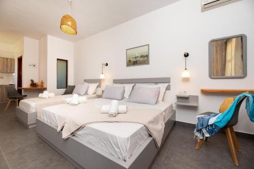佩里沃罗滨海一室公寓酒店的一间卧室,配有两张床