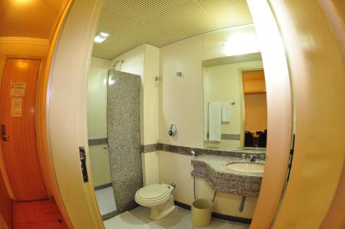 尼泰罗伊伊卡拉海滩酒店的一间带卫生间、水槽和镜子的浴室