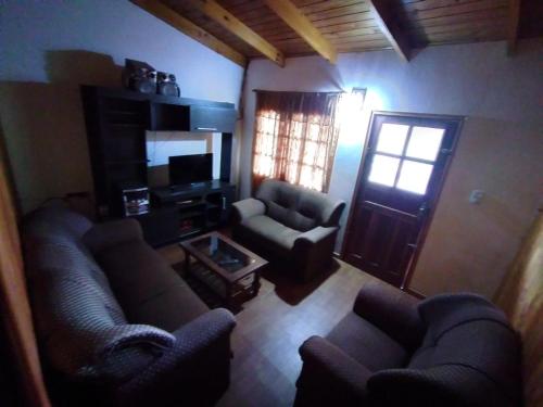 伊瓜苏港Apart Clavel del Aire的客厅配有两张沙发和一台电视