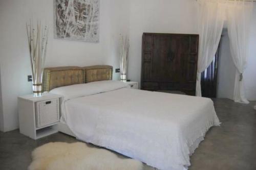塔里法Apartamento El Cuarton的一间卧室配有两张白色的床和电视