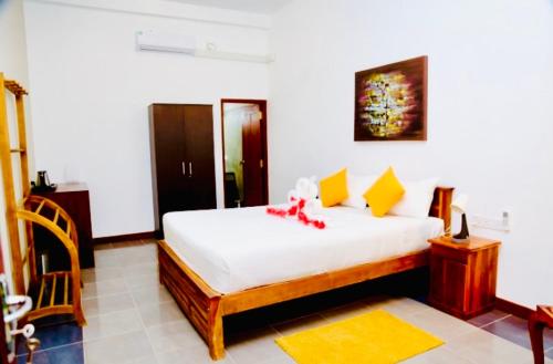 本托塔Manel Villa的一间卧室配有带白色床单和黄色枕头的床。