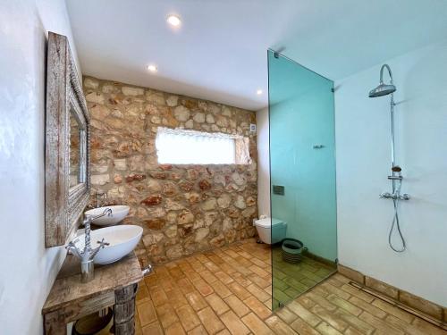 阿尔沃尔Alvor Bela Vista II的一间带水槽和玻璃淋浴的浴室