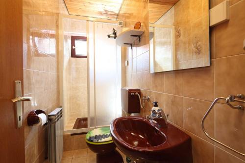 马考巴尔贾苏美比耶瓦裕公寓的一间带水槽和卫生间的浴室