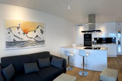 特罗姆瑟Royal Skir apartment sea view的带沙发的客厅和厨房