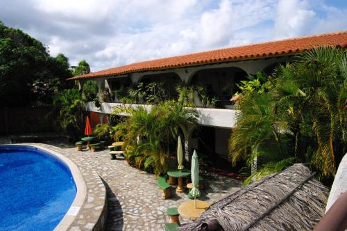 La MiraPosada Las Ross的一座带游泳池和大楼的度假村