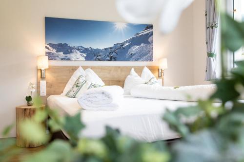 EmbachAppartements AUSZEIT with private SPA的酒店客房设有两张床,享有山脉美景。