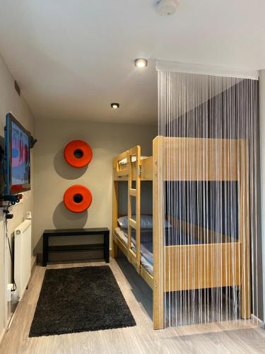 SteinachS-CHALET Camping mit Comfort im Schwarzwald的客房设有两张双层床和电视。