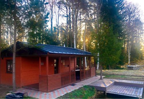 ĶesterciemsGailumuFamily House的森林中带太阳能屋顶的小小屋