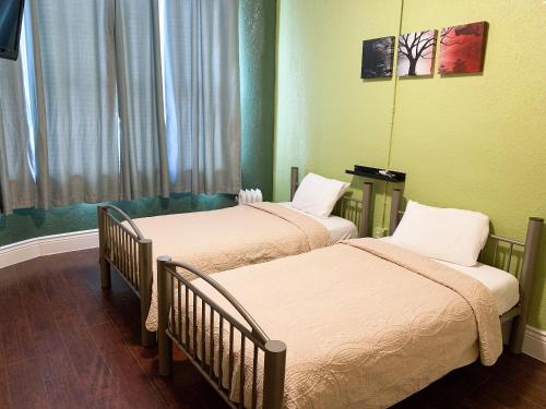 旧金山奥兰治村旅舍的客房设有两张床和窗户。