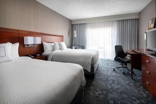 凤凰城凤凰城卡梅尔巴克万怡酒店的酒店客房设有两张床和电视。