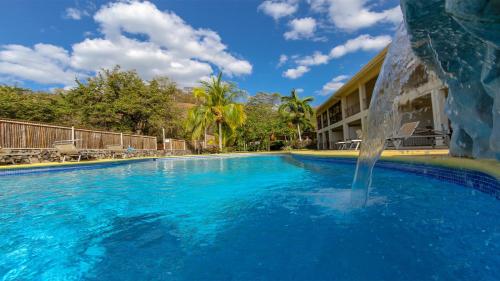 普拉亚埃尔莫萨Hermosa Paradise的一个带喷泉的大型游泳池