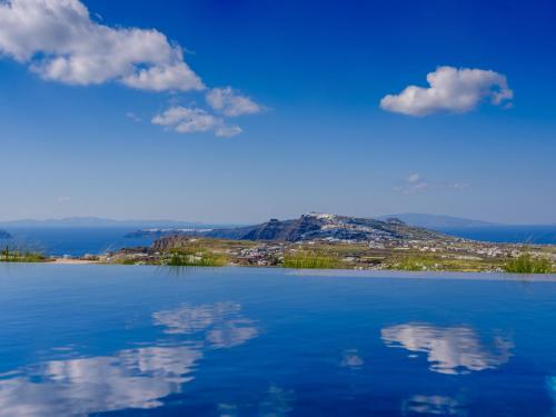 皮尔戈斯Apikia Santorini的享有湖泊和山脉的景色