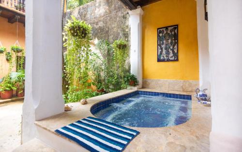 卡塔赫纳Casa Baloco By Soho的房屋中间的游泳池