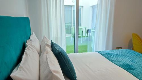 富尔纳斯Atlantic 3 Bicas - Furnas的卧室配有带枕头的床铺和窗户。