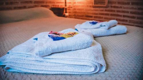 贝伦Hotel alamos de la puntilla的床上有两条白色毛巾