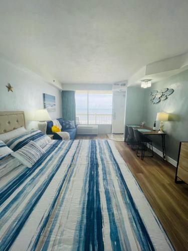 代托纳海滩Daytona Beach Resort Oceanfront CondoStudio的卧室的地板上铺有大地毯。