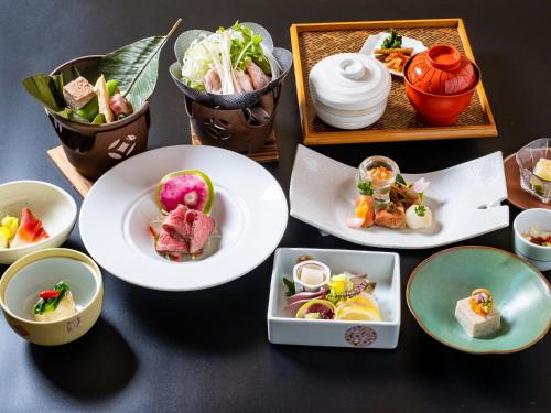 箱根箱根强罗亚麻代雅温泉日式旅馆的桌上的一组食物