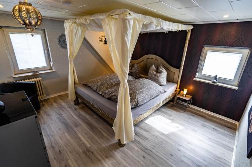 EllarTimeout Namaste的一间卧室配有一张带天蓬的床