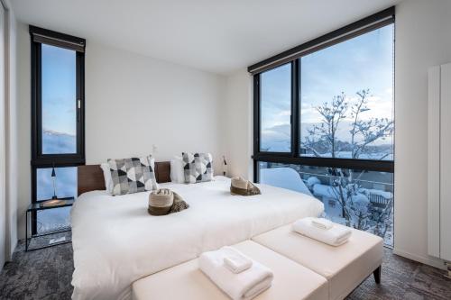 二世古Yotei Dream One by H2 Life的卧室设有一张白色大床和大窗户