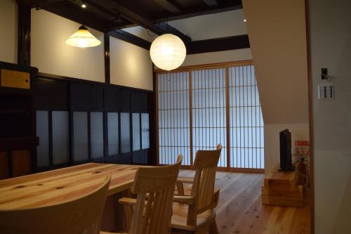 南砺GOKAYAMA BASE的一间带木桌和椅子的用餐室