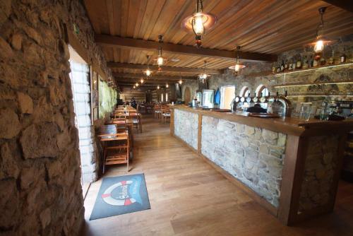 布拉格Šeberák - ubytování v chatičkách a v luxusních stanech的一间位于餐厅内的酒吧,餐厅设有石墙