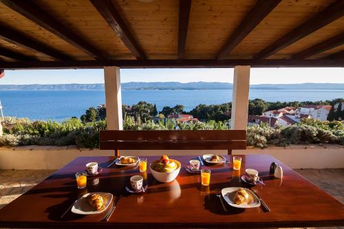 波尔Holiday Home Baki的一张桌子,上面有食物,享有海景
