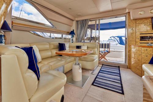 利明顿Mad Moment-Two Bedroom Luxury Motor Boat In Lymington的享有船上客厅的景色