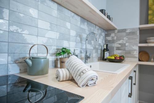 阿基欧斯尼古拉斯M&E house的厨房配有水槽和带毛巾的台面