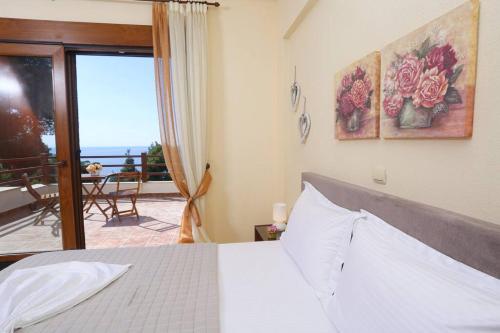 卡兰兹拉Beautiful view villa in Possidi, Halkidiki的一间卧室配有一张床,享有海景