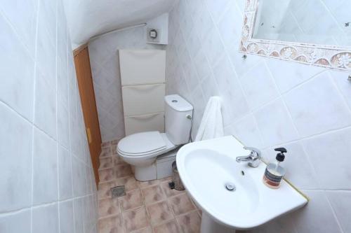 卡兰兹拉Beautiful view villa in Possidi, Halkidiki的白色的浴室设有卫生间和水槽。