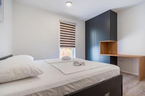 茨雷斯Blue Sorbeto的卧室设有一张白色大床和一扇窗户。