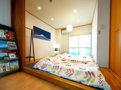 德岛HOSTEL PAQ tokushima / Vacation STAY 35580的一间卧室配有一张带大镜子的床