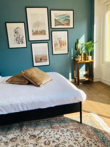 埃皮纳勒Charmant appartement的一间卧室配有一张蓝色墙壁的床