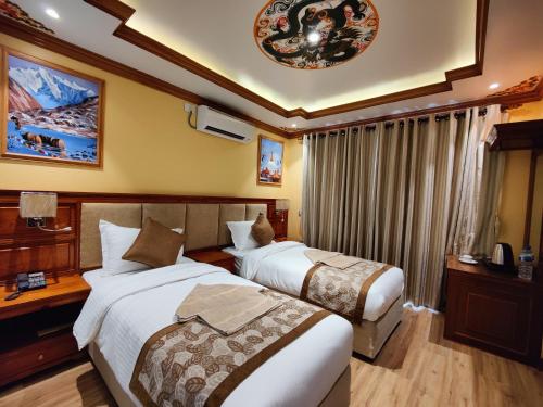 加德满都Sherpa Home Hotel的酒店客房设有两张床和窗户。