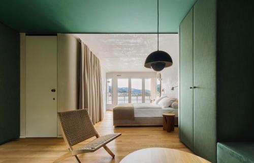 HERMITAGE Lake Lucerne - Beach Club & Lifestyle Hotel客房内的一张或多张床位
