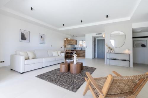卡尔热斯Résidence Omigna的客厅配有白色的沙发和桌子
