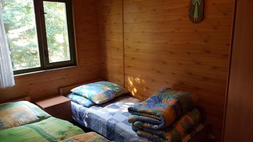 鲁斯诺沃Ośredek Wypoczynkowy MEDUSA的小木屋内带两张床的房间