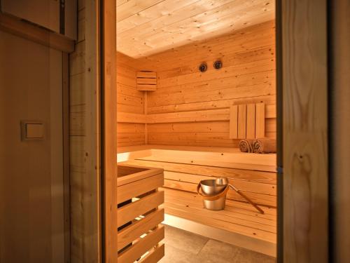 陶普利茨The Spa Suite Top 3- Tauplitz Residences by AAHH的木制桑拿浴室,配有浴缸和桶